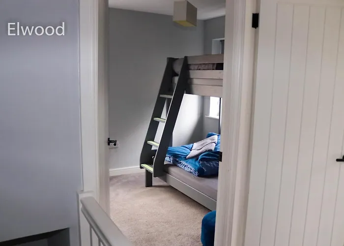 Elwood - Spacious Contemporary Home From Home In Harrogate With Parking
